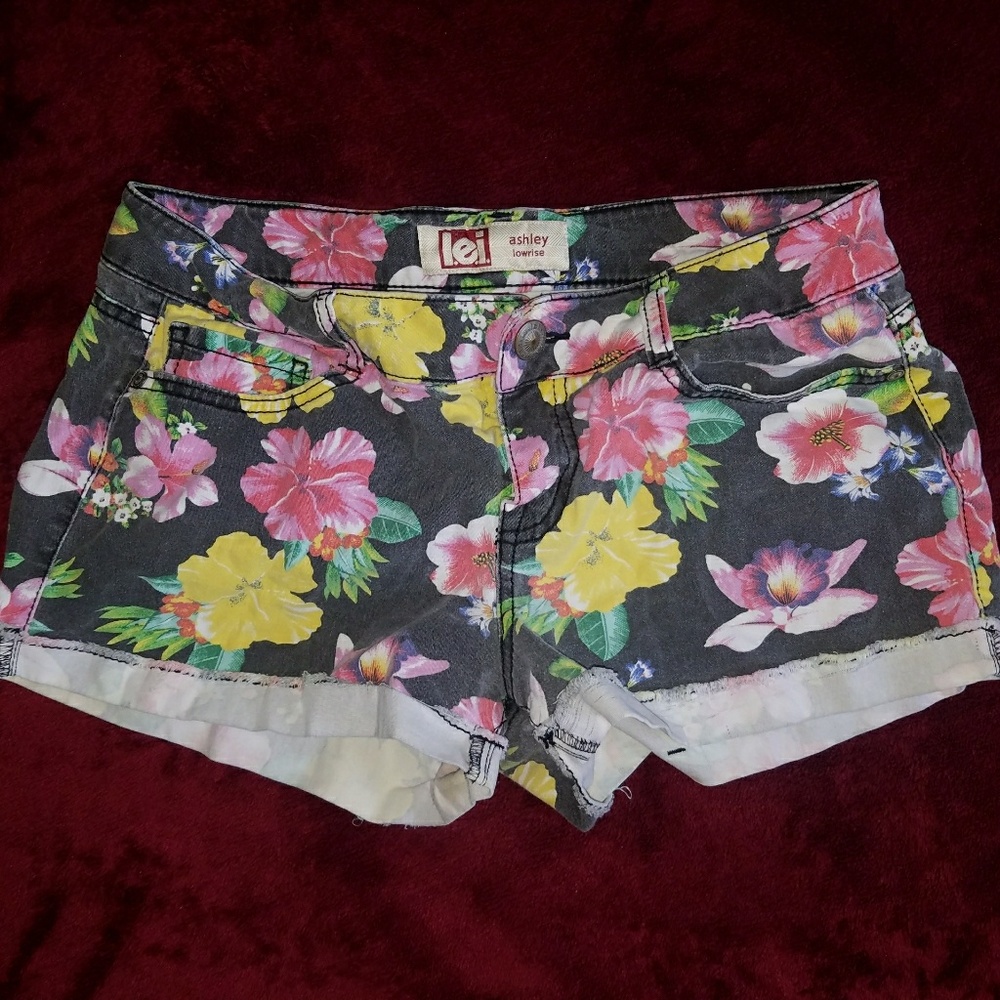 l.e.i low rise flower printed shorts